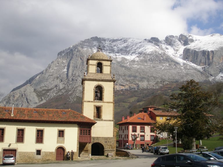 San Pedro de Tevergan kollegiaattikirkko.| ©Javier Habladorcito