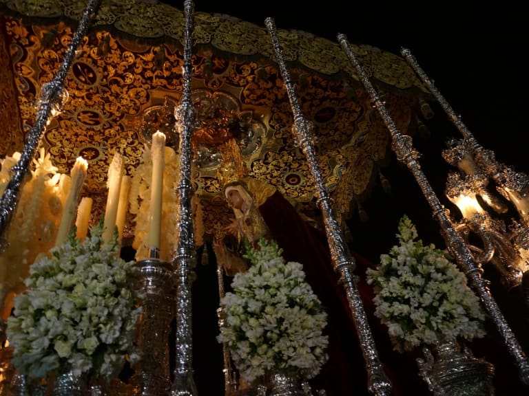 Virgen en la procesion | ©Andrew and Annemarie