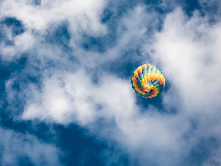 空中五彩繽紛的熱氣球景觀|©Benjamin Lehman