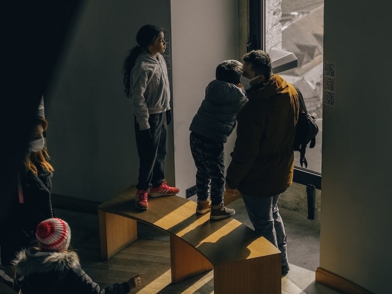 People in the museum with children|©