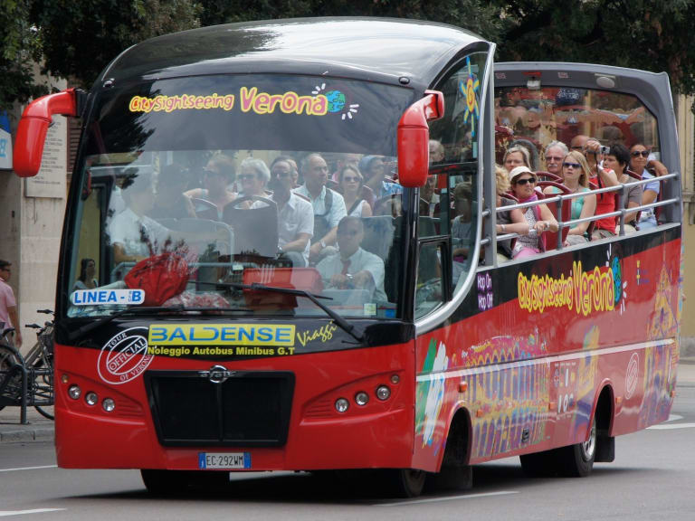 Red bus on the move|©Chris Sampson