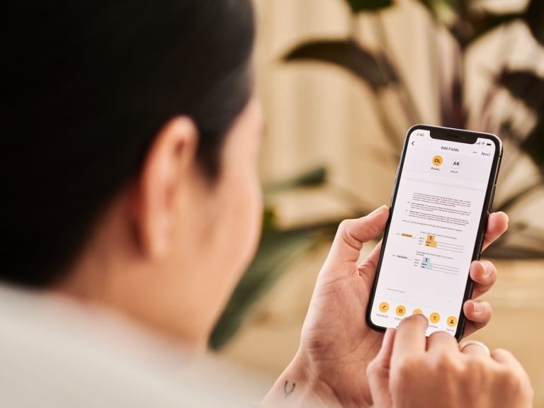 휴대폰을 사용하는 사람| © DocuSign