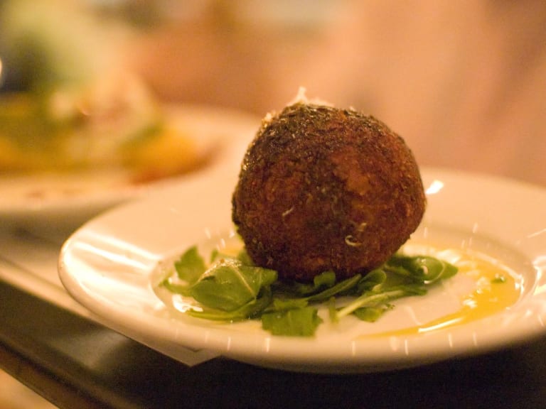 盤中的 Arancine|©chezshai