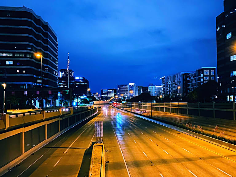 夜晚的達拉斯市中心|©Oguitardan