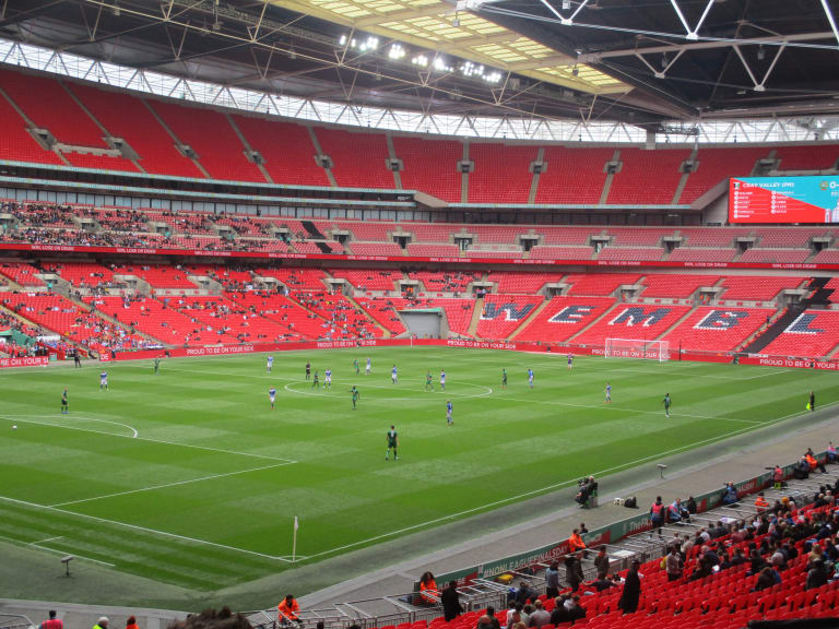 Das Innere des Wembley-Stadions| ©Mostlybytrain