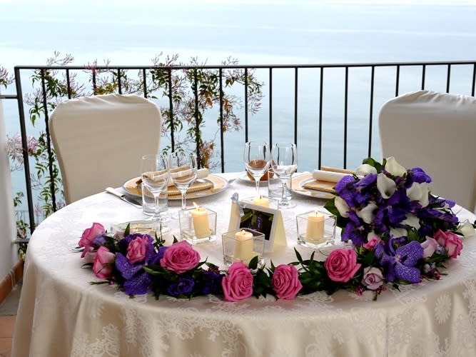 有酒杯的餐桌|©Furore Inn Resort e Spa Amalfi Coast Accommodation