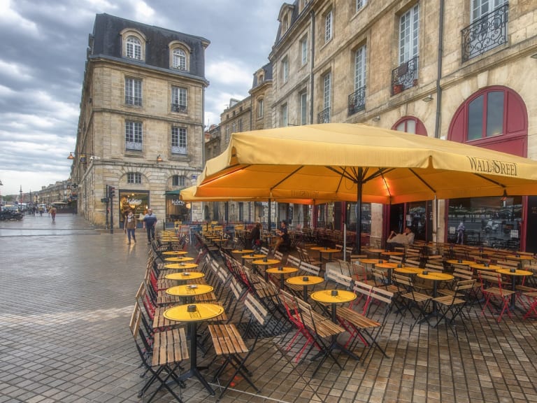 Tische auf dem Place Bordeaux|©Hans Cornet