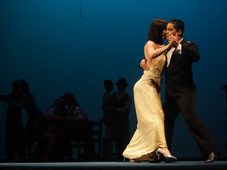 在 Ástor Piazzolla 劇院欣賞探戈表演| ©Teatro Pablo Tobón Uribe
