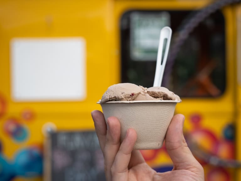Person with ice cream in hand|© Alexandra Tran 
