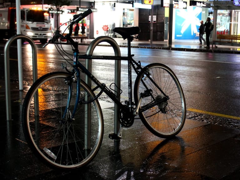 Pedalare per le strade di notte|©Tharrin