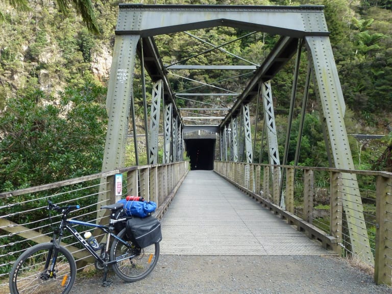 Bicicletta vicino al tunnel|©Glen Carpenter