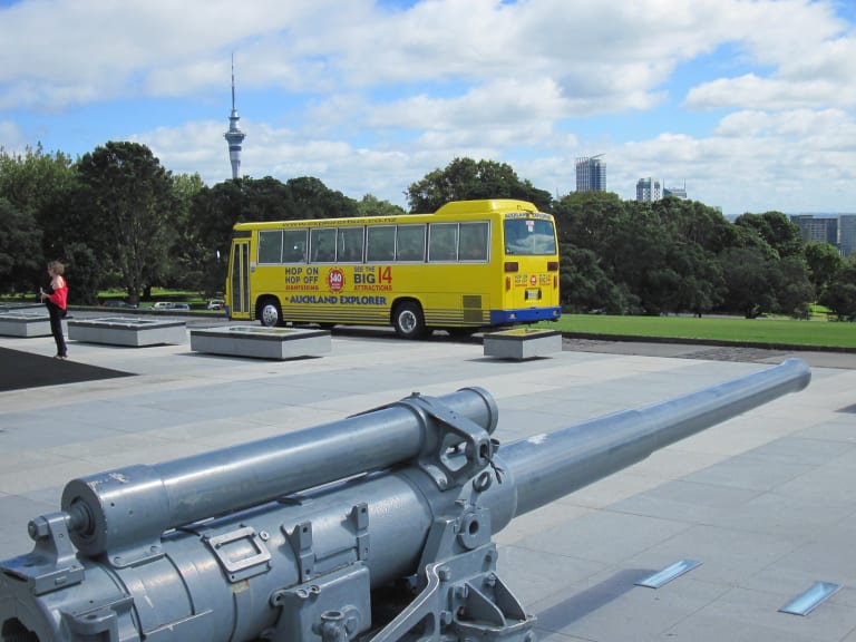 La Sky Tower e l'autobus di Auckland|©Clare Pulling