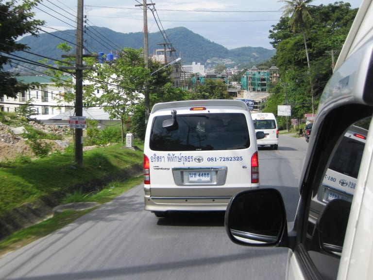 汽車貨車上路|©Sue