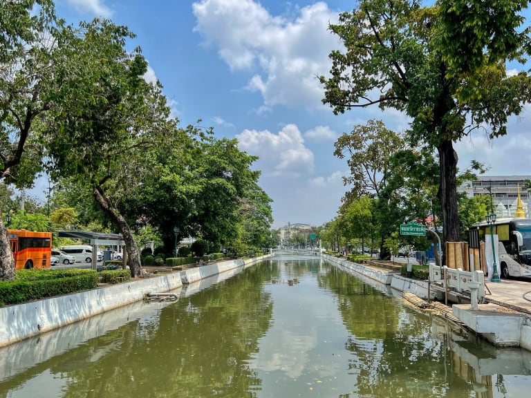 曼谷的 Khlong Rop Krung，有倒影和樹木|©Uwe Schwarzbach