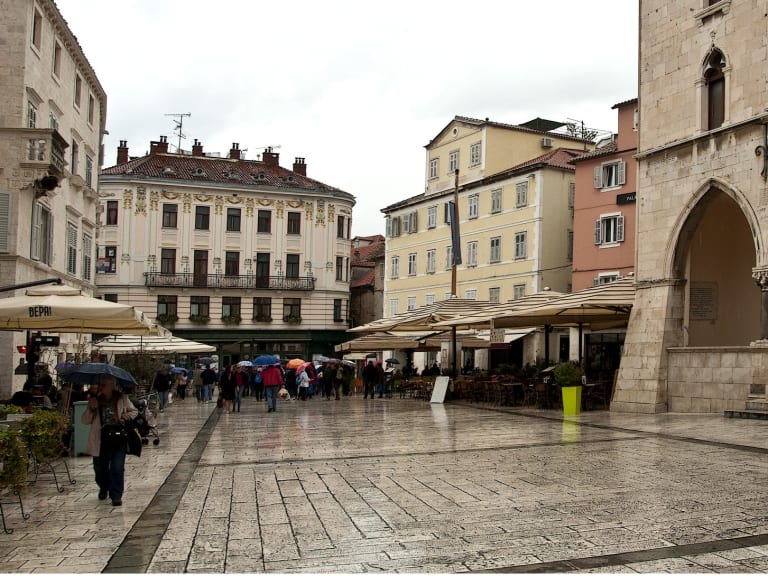 VILLAGE SQUARE|©--MARCO POLO--