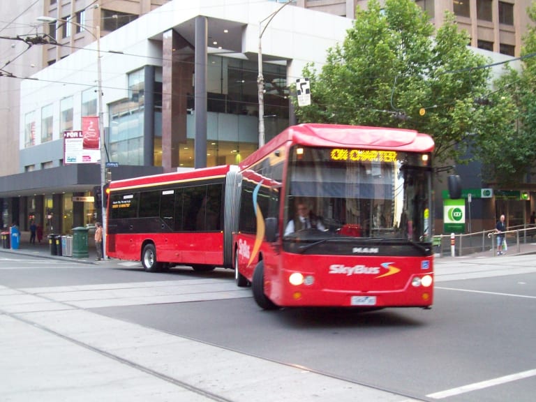 kırmızı skybus caddede|©Michael Fedor