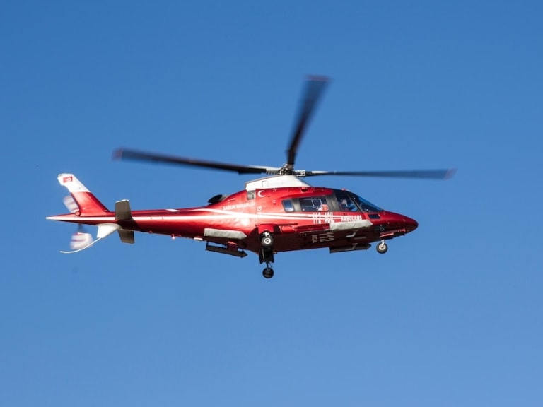 Czerwony helikopter w powietrzu|©Engin Akyurt