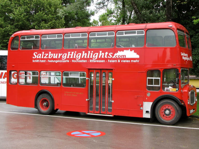 Czerwony autobus na ulicy|©Jeffrey Martin