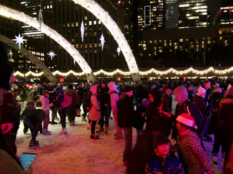 彌敦菲利普斯廣場（Nathan Phillips Square）的彩燈巡游（Cavalcade of Lights|©Harvey K
