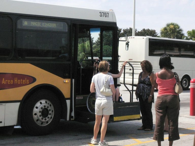 osób wsiadających do autobusu|©Frank