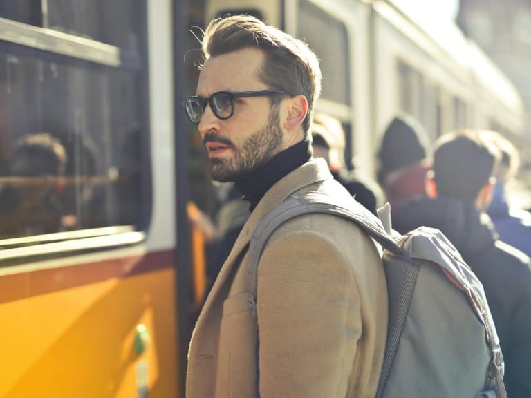 mężczyzna w płaszczu w pobliżu autobusu|©Andrea Piacquadio