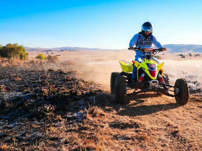 ATVing auf dem Land|© Devon Janse van Rensburg