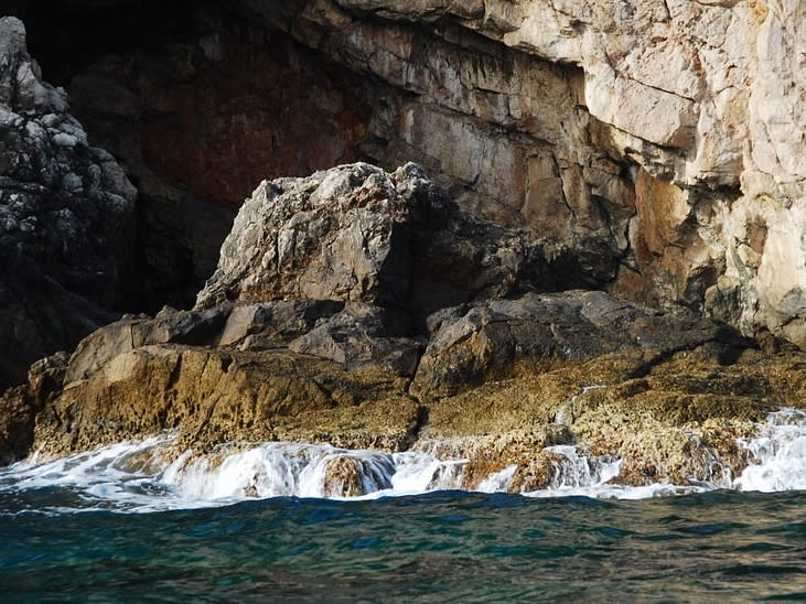 海中岩層|©oranges and lemons