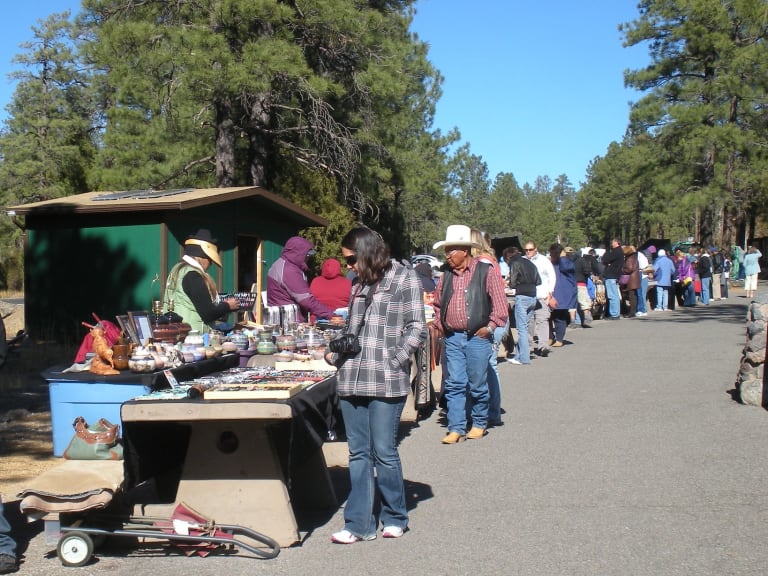 People selling handicrafts|©shetech