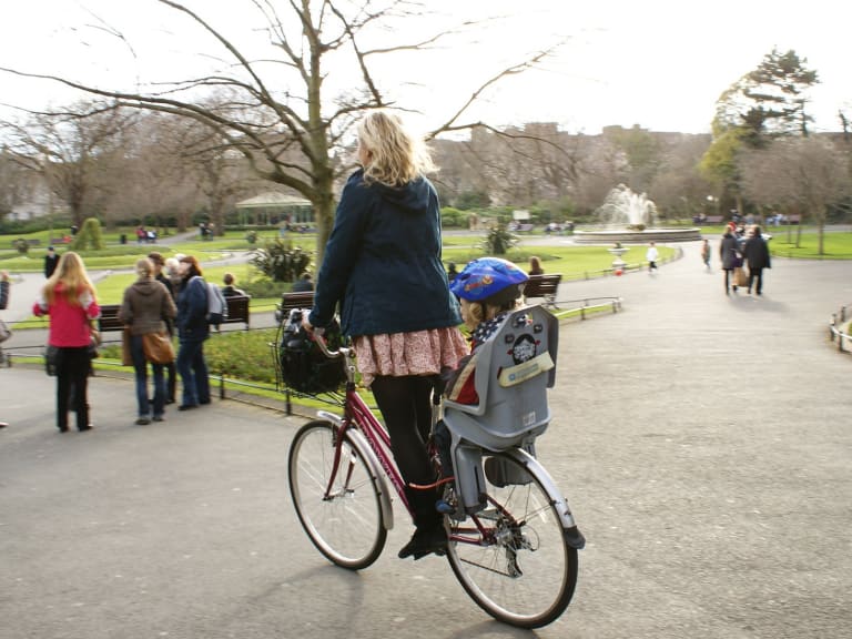Kvinna på cykel|©C.e.r.e.z.a.