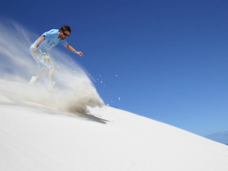 Man surfing on sand dunes|©Marlene alias Couchabenteurer