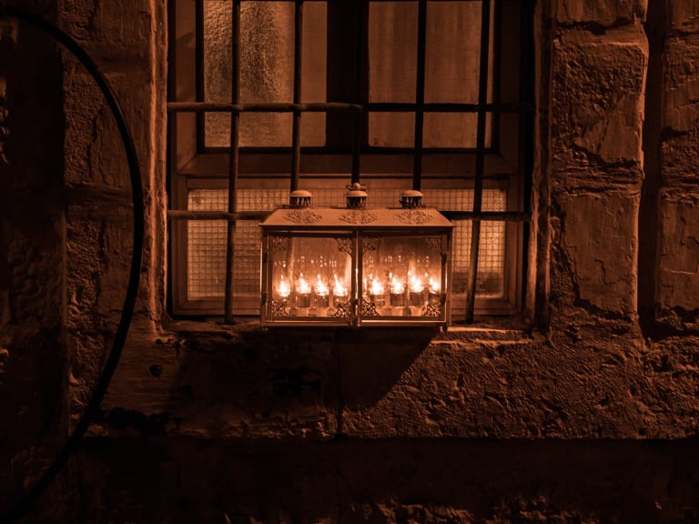 velas en la ventana|©Meir Pavlovsky