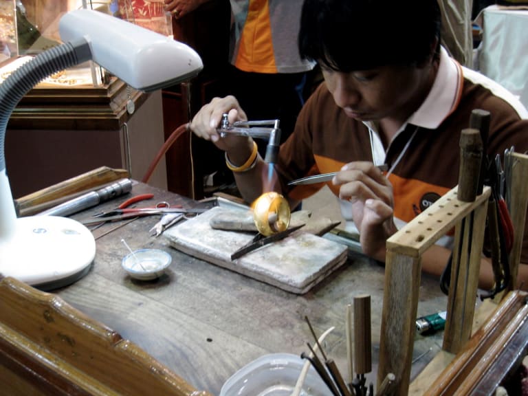 Laboratorio di gioielli fatti a mano| ©pudthila