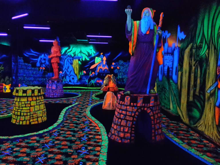 Schwarzlicht-Minigolf 3D| ©mtiger88