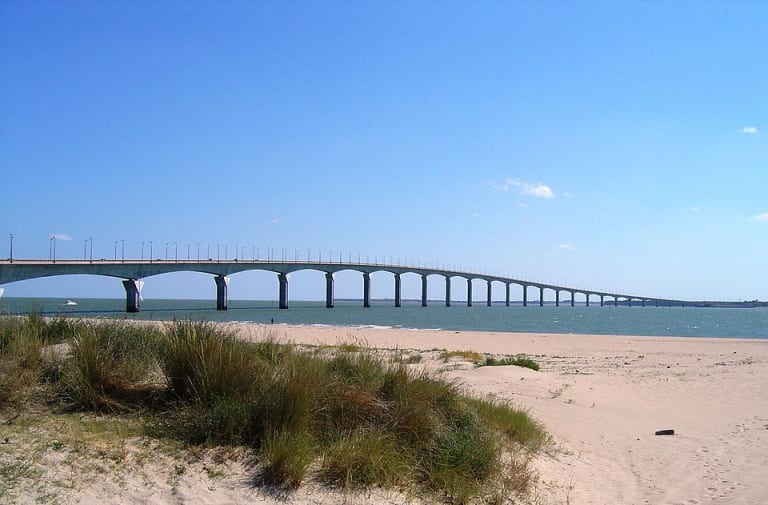 勒島橋| ©Wikipedia