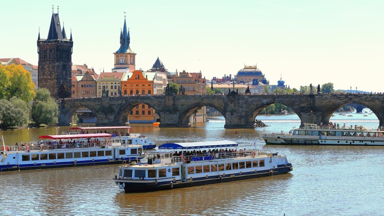 Paseos en barco por el río Moldava en Praga