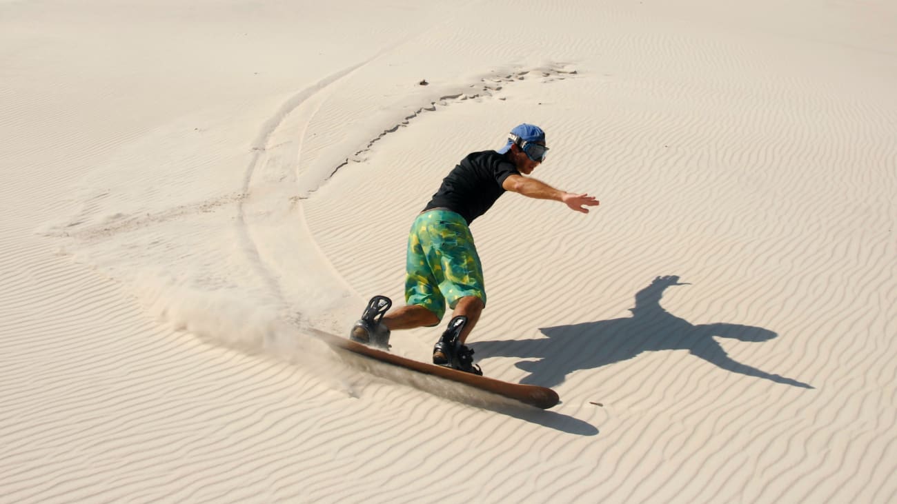 De woestijn van Dubai: sandboarding in de duinen