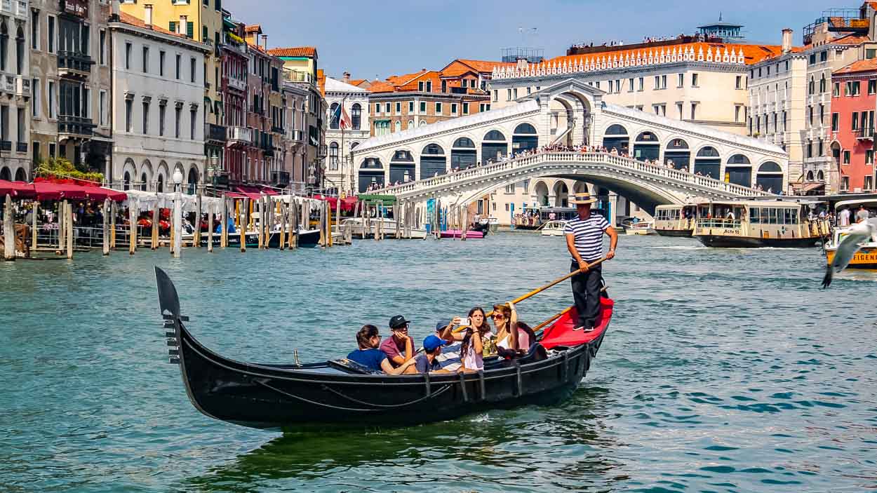 Wie man sich in Venedig fortbewegt (Gondel, Vaporetto-Fähre, Wassertaxi...)