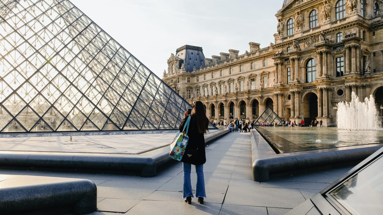 Louvre de Paris com crianças