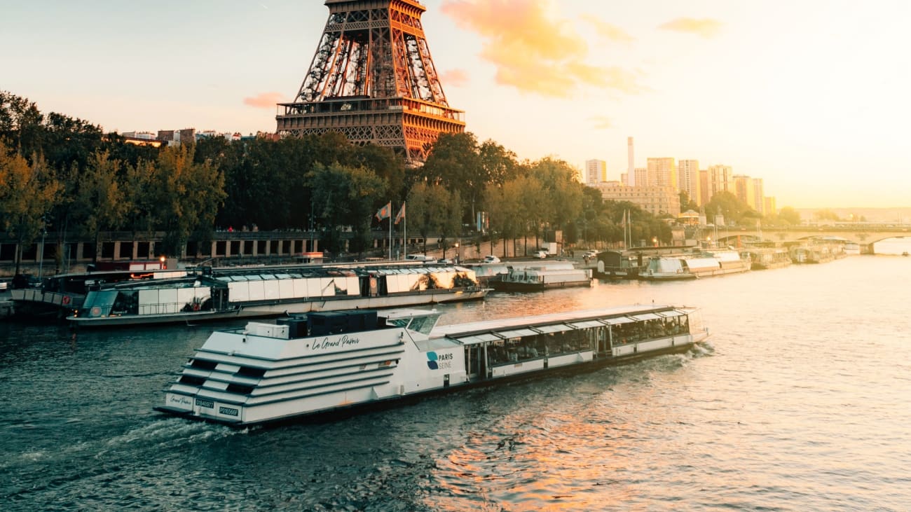 paris river cruise eiffel tower