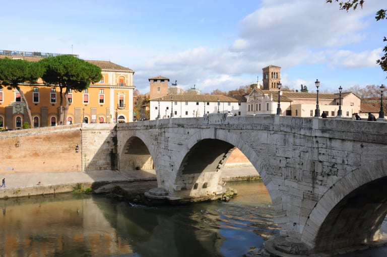 Ponte do Gueto Judeu para a Ilha do Tibre| ©Unsplash