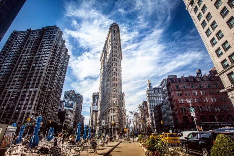Le Flatiron Building par une journée ensoleillée
