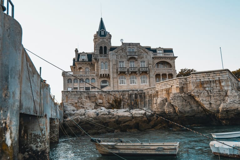Vistas de um castelo de a água em Cascais
