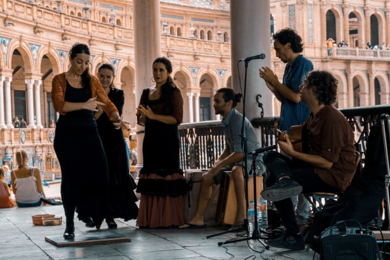 Tablao Flamenco En Sevilla: Cena Y Ritmo