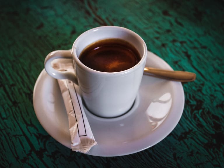Tyypillinen espressokahvi aloittaa päivän hyvin Napolissa.| ©Louis Hansel