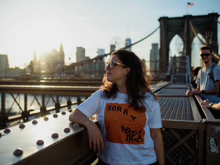 Crossing the Brooklyn Bridge| ©Hellotickets