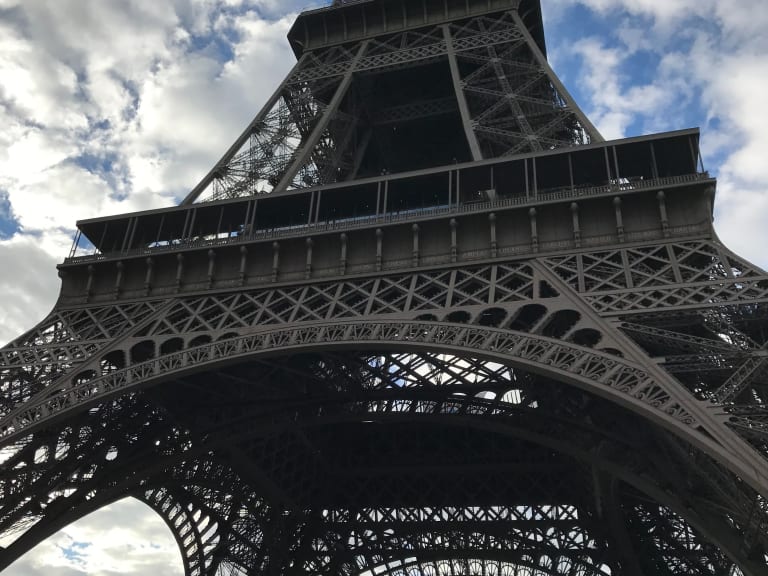 ©Masayoshi Yanase | Vista de la Torre Eiffel desde su base