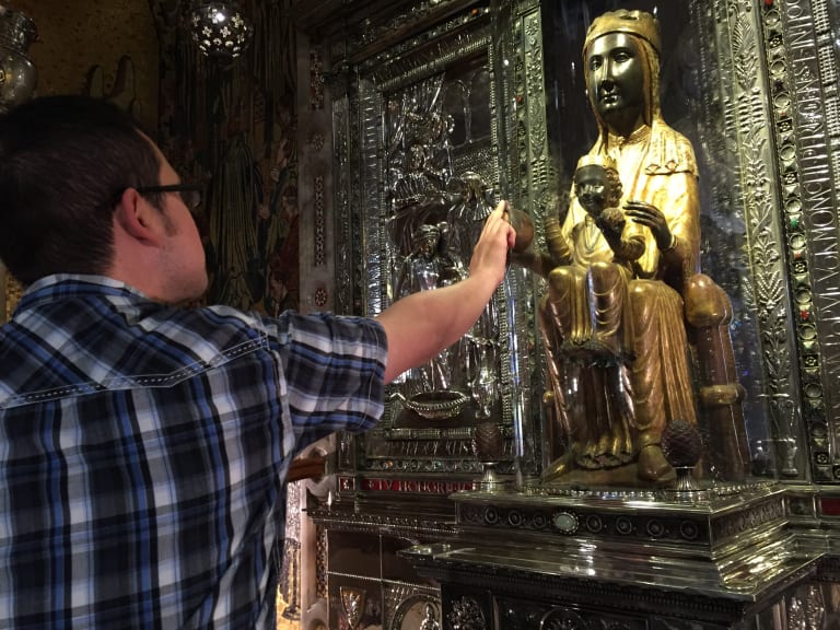 Believer paying his respects to the Moreneta| ©TJ DeGroat