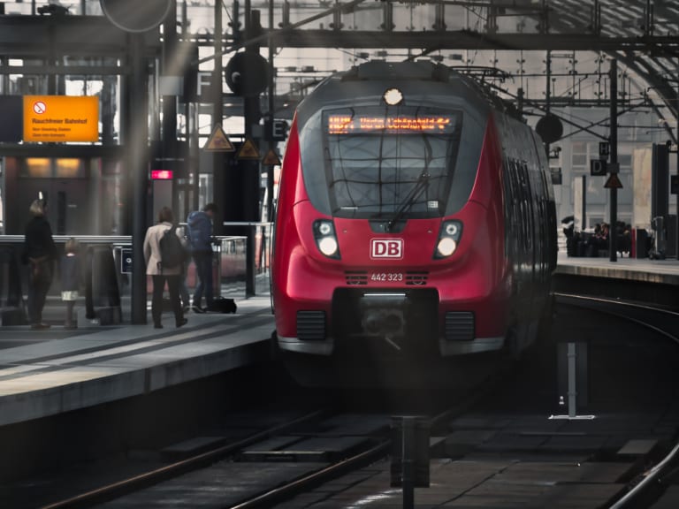 シェーネフェルト空港から列車でベルリン中央駅に到着します。| ©Peter Toporowski