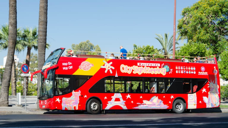 Toeristische bus door de straten van Sevilla| ©Sandra Vallaure