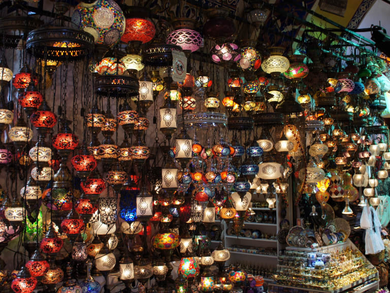 グランドバザールの露店で掘り出し物を。| ©David Leo Veksler